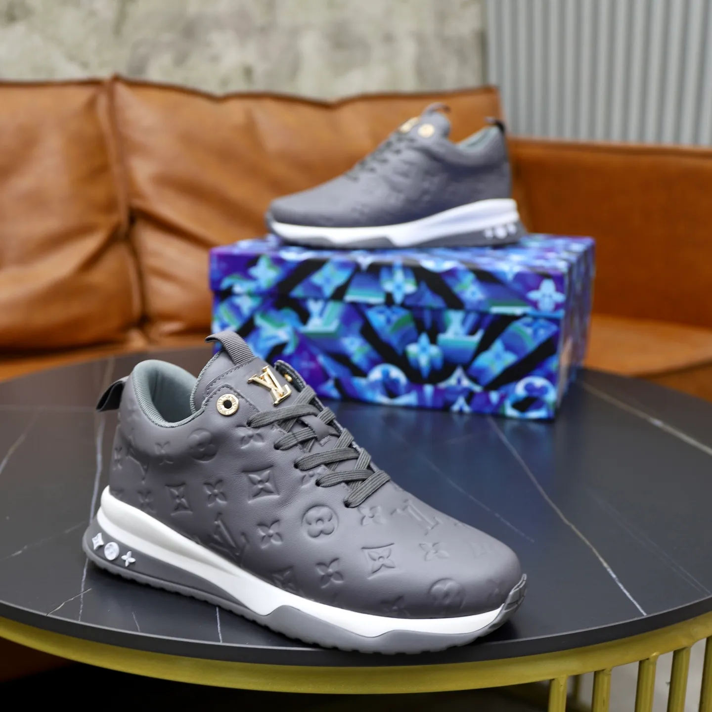 Factory price: 520💰【LV】Louis Vuitton is a high-end brand of men's shoes, new models on the market, top luxury brand, the latest fashionable casual men's shoes, trendy and versatile style, relaxed and sporty style, calfskin upper and ultra-fine workmanship. The original personalized fashionable rubber wear-resistant outsole is light and comfortable on the foot. Code number: 39-44 (45, 46 customized)